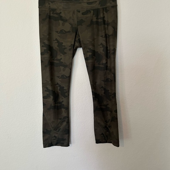 Lululemon Run Inspire Crop |I Legging Savasana Camo
Fatigue Green Size 4 - Picture 3 of 9